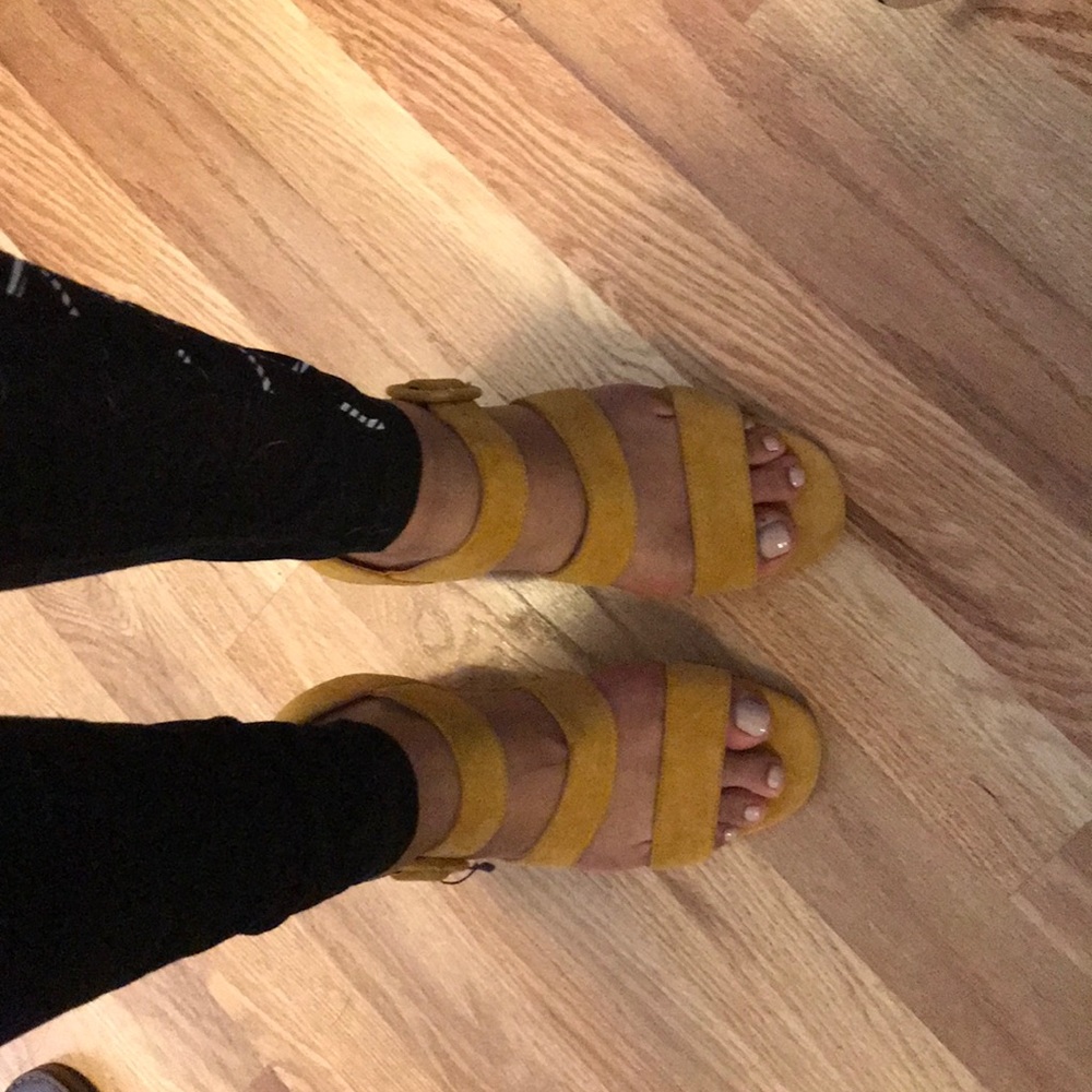 Yellow strap summer heals